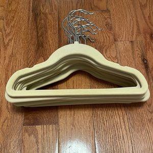 15 velvety hangers